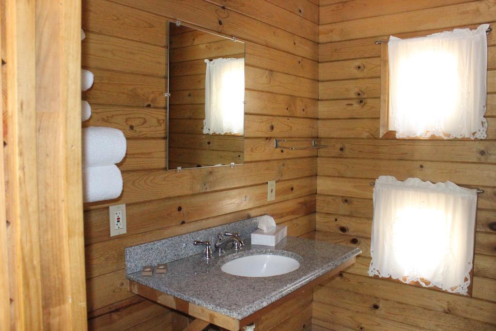 Twin Lakes Resort Бриджпорт Номер фото